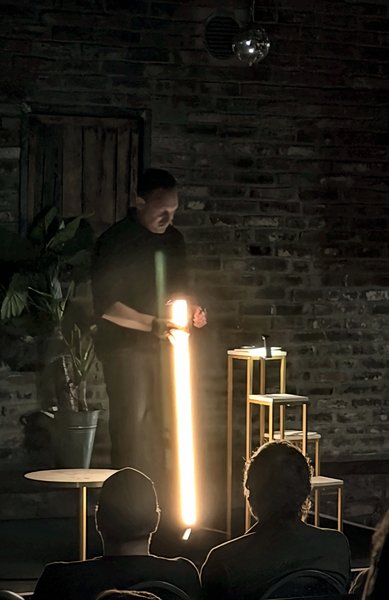 Lichtskulptur warmweiß — Block 3 Erstkontakt
